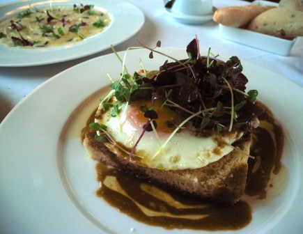 A panaché of warm foie gras with fried egg on toasted brioche