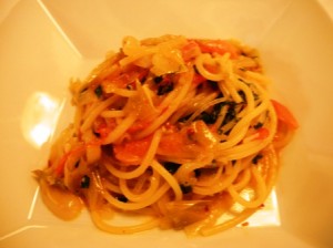 Spaghetti with fresh pepperoncino and spring onions