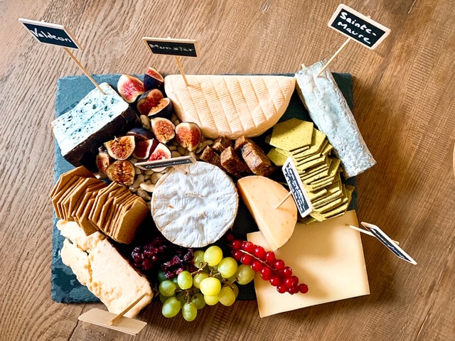 Les Gastronomes cheese board - Online gourmet grocers in Dubai - Cheese in Dubai - FooDiva